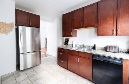 Cleveland House | Spacious University Circle 6BR Gem w/Game Room