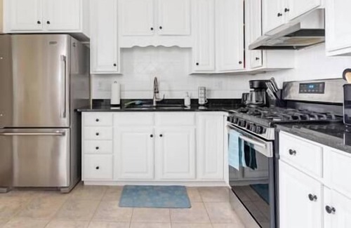 Uptown House | Spacious Uptown Home~Steps to Shops, Beach & Cafes