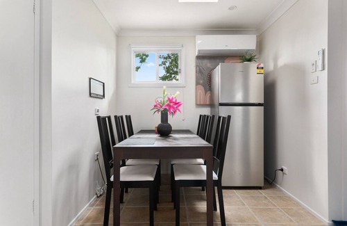 Westmead House | Spacious Urban Cosy Cottage with Patio