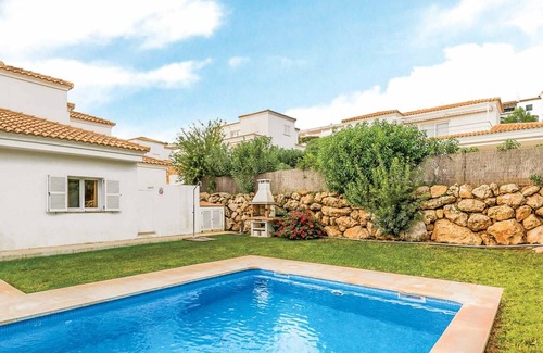 Coves Noves Villa | Spacious villa with great views over the town