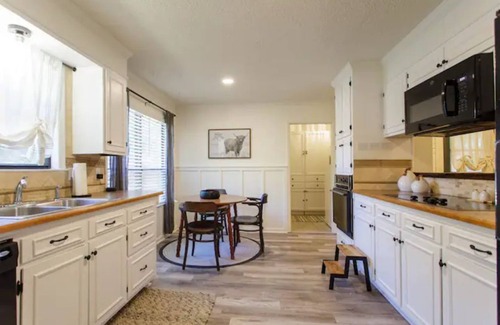 Valdosta House | Spacious Valdosta Retreat + Screened Porch, Large Yard & Peaceful Vibes