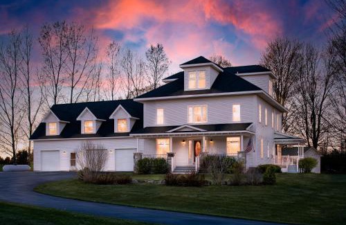 Williamsburg House | Spacious Victorian 5 BDR Broomhead Farmhouse - 5721