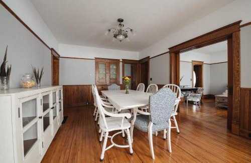 Williamsburg House | Spacious Victorian 5 BDR Broomhead Farmhouse - 5721