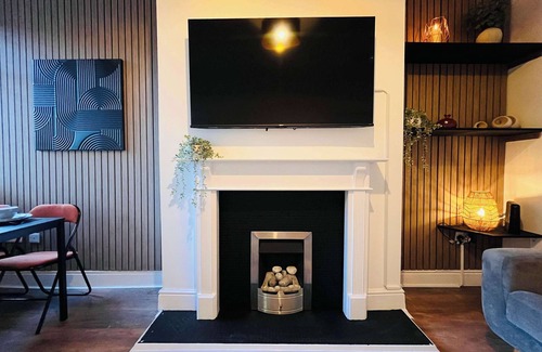Eccles House | Spacious Victorian 5Bedroom 5Bathroom w Free Parking