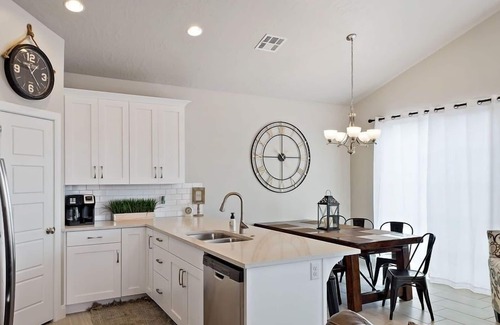 Sienna Hills House | Spacious Villa 5 minutes to Lake State park by Redawning