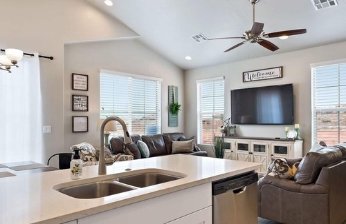 Sienna Hills House | Spacious Villa 5 minutes to Lake State park by Redawning