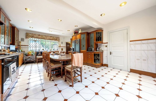 Knightsbridge Villa | Spacious villa in fabulous London with AC, WiFi