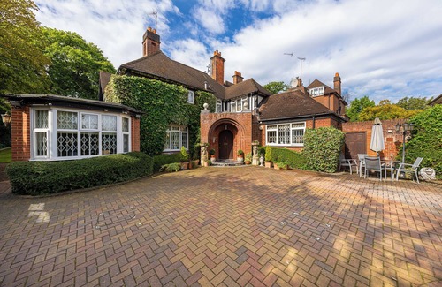 Knightsbridge Villa | Spacious villa in fabulous London with AC, WiFi