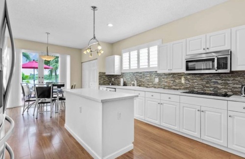 SilverLakes Villa | Spacious Villa with pool and jacuzzi