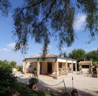 Sanlucar la Mayor Villa | Spacious Villa with Pool in Sanlúcar la Mayor
