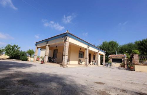 Sanlucar la Mayor Villa | Spacious Villa with Pool in Sanlúcar la Mayor