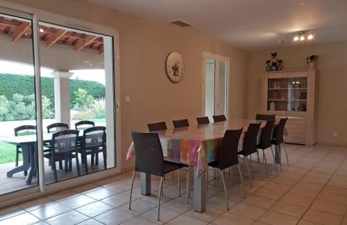 Beaumes-de-Venise Villa | Spacious Villa with Pool