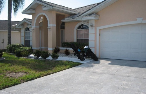 Crown Pointe House | Spacious villa with beheizb. Saltwater pool focused directly on the lake, south side