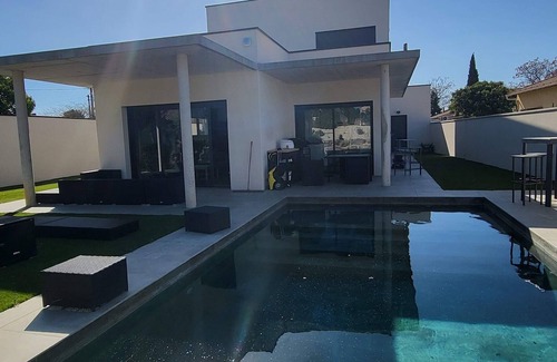 Paulhan Villa | SPACIOUS VILLA WITH HEATED POOL IN A PEACEFUL SETTING BETWEEN LAND AND SEA