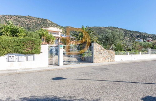 Pau Villa | Spacious Villa with Spectacular Views BBQ and Pool