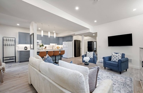 Toronto Apartment | Spacious Walkout Basement Studio w/Parking + Laundry + Wifi - Near Transit