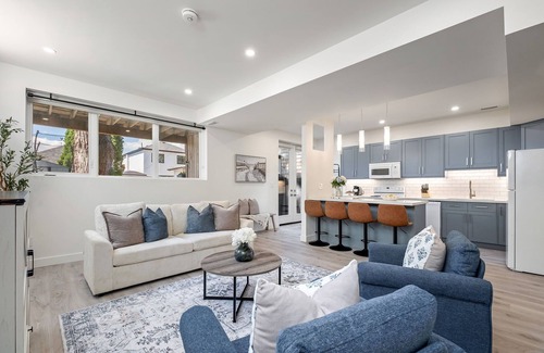 Toronto Apartment | Spacious Walkout Basement Studio w/Parking + Laundry + Wifi - Near Transit