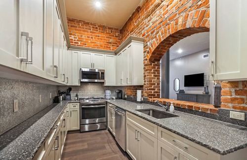 Central Business District Apartment | 🥂Spacious Warehouse District Condo with Balcony 🥂 | The French 75