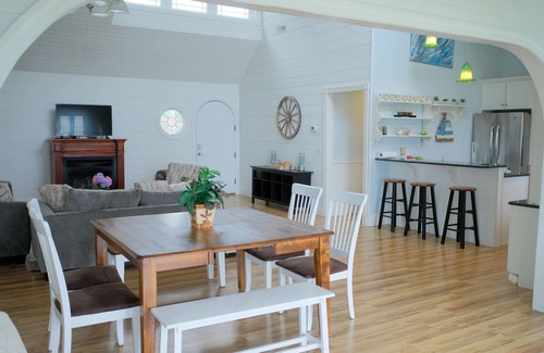Cambridge House | Spacious waterfront home with amazing views, private pier, fishing and crabbing.