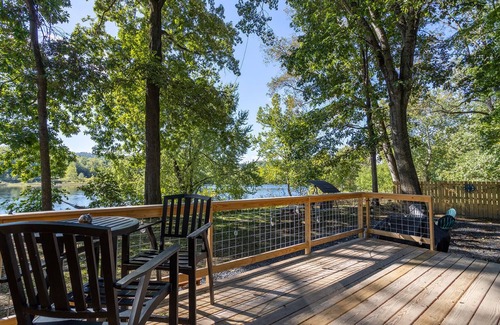 Montague House | Spacious Waterfront KING BED