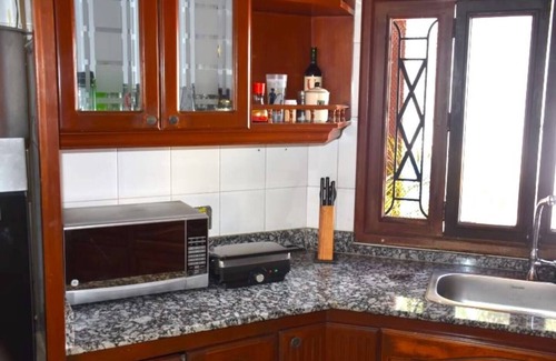Cali House | Spacious Wellness House in Ciudad Jardín - Ideal for Groups of 13 People