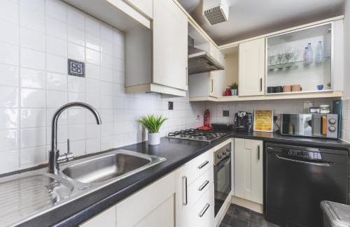 Preston Apartment | Spacious Wembley Flat Comfy Beds 2 Baths 1 Parking