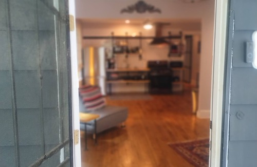 West End House | Spacious West End Atlanta studio with chefs kitchen, exotic bath, porch and WiFi