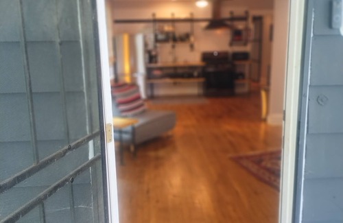 West End House | Spacious West End Atlanta studio with chefs kitchen, exotic bath, porch and WiFi