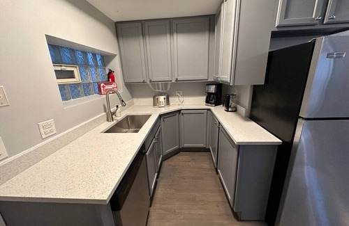 Pulaski Park Condo | Spacious Wicker Park Hideaway with Parking!