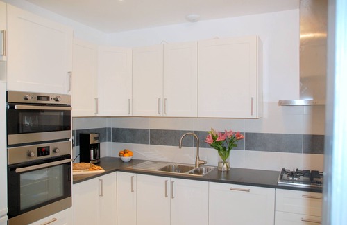 Ginestas House | Spacious Wine Country House.Shops & Restaurants 5 mins Walk. Heated Private Pool