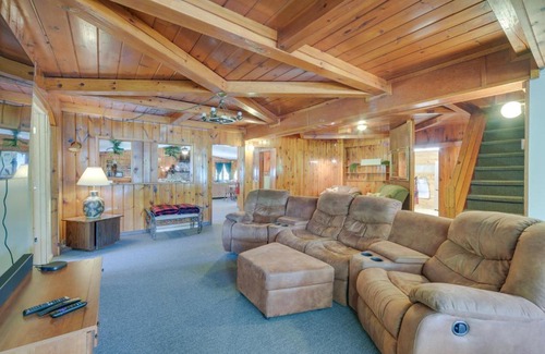 Winter House | Spacious Winter Retreat with River Access and Kayaks!