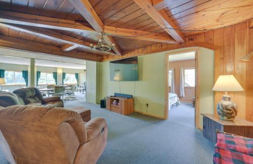 Winter House | Spacious Winter Retreat with River Access and Kayaks!