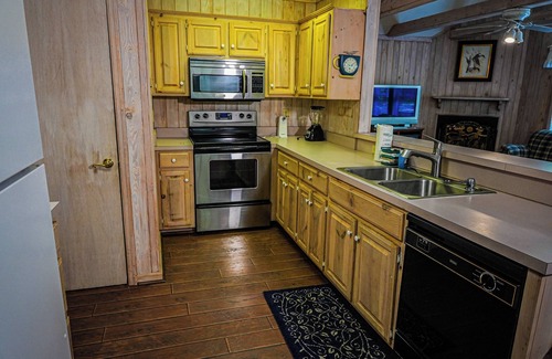 Pine Mountain Ski Chalet | Spacious wooded View chalet just miles from all local attractions!