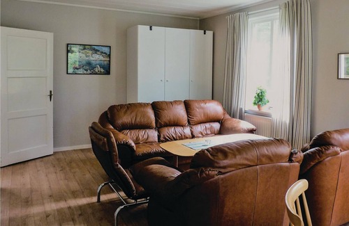 Algaras House | Spacious wooden cottage in a quiet location with a view of lake Sisjön.