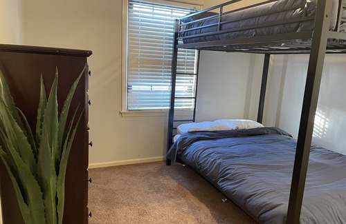 Grandview House | Spacious3BRKing-15minPlaza&Stadium upper only