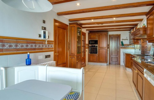 Palamos Apartment | Spaciousness and Comfort: Elegant Seafront Apartment with Terrace in Palamós 🌊✨