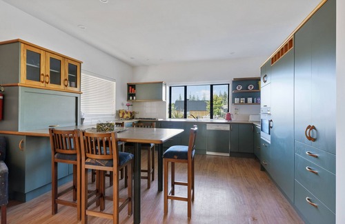Hanmer Springs House | Spacoius accommodation. Central village location, 400m from the pools.