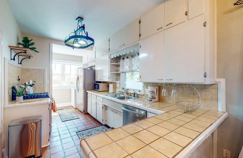 Lakeland House | Spanish Villa with Golf Views - Covered Patio, Gas Fireplace & Full Kitchen