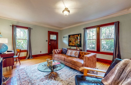 Lakeland House | Spanish Villa with Golf Views - Covered Patio, Gas Fireplace & Full Kitchen