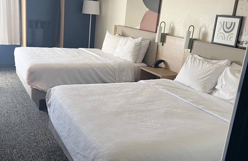 Ashwaubenon Hotel | Spark by Hilton Green Bay