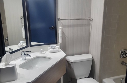 Ashwaubenon Hotel | Spark by Hilton Green Bay