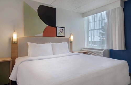 Rochester Hotel | Spark by Hilton Rochester University Area