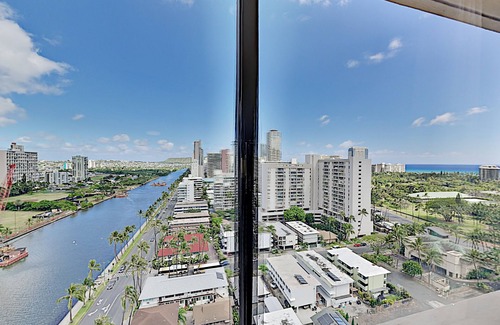 McCully - Moiliili Condo | Sparkling Hawaiian Monarch Studio | Pool + Gym