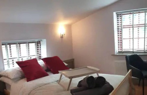Burnley Apartment | Sparks - Family Suite in Canalside Guesthouse