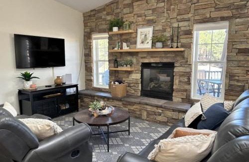 Mountainaire House | Sparrow Nest Hideaway 5BR Home with Hot Tub