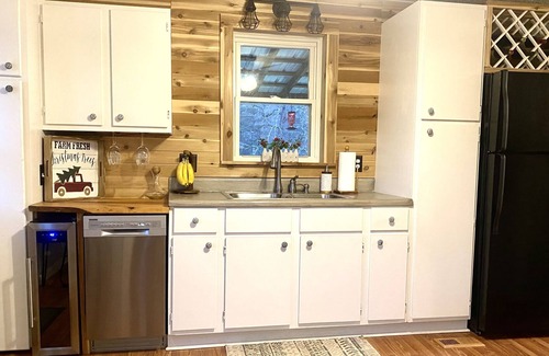 Sparta Cottage | Sparta cottage with beautiful yard, pet friendly