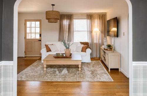 Wade Hampton House | Speakeasy, Hot Tub, Outdoor Theater 8 minutes Downtown Greenville