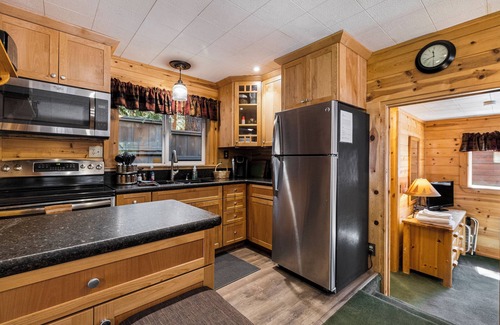 Peninsula Village Cabin | *Special* Cozy Lakeside~Lake Almanor~BoatRamp~Pets~Family Fun