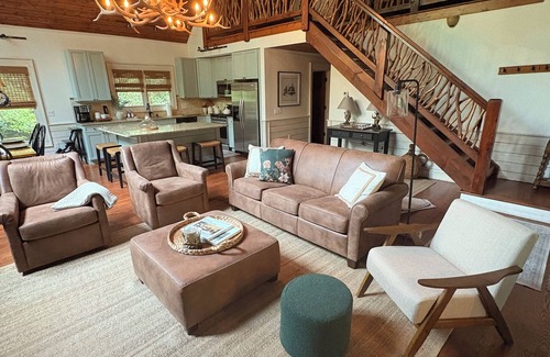 Wildwood Mountain Cabin | Special Offer Creekside Highlands Cabin: Mountain View and Hot Tub.