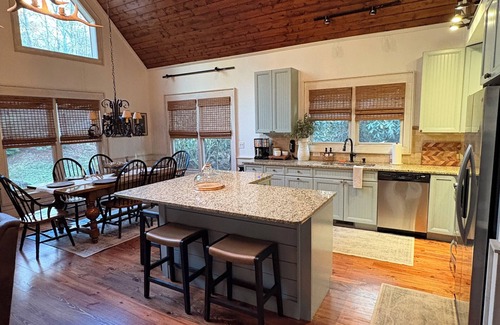 Wildwood Mountain Cabin | Special Offer Creekside Highlands Cabin: Mountain View and Hot Tub.